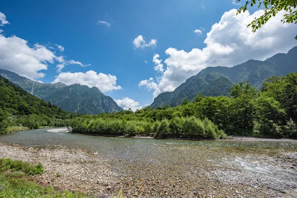 Paisaje de río y bosque de verano, camino en Kamikochi en Japón — Foto de Stock