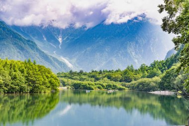 Hotaka arka tapınak Kamikochi, Nagano, Japonya içinde gölette Myojin.