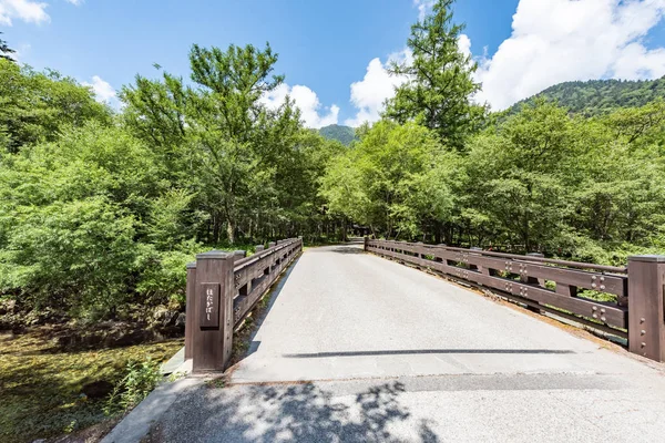 Traduzione: Ponte chiamato Hotaka a Kamikochi in Giappone — Foto Stock