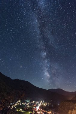 Shirakawa-go ve Gokayama Tarihi Köyleri üzerinde Samanyolu, Gifu-ken, Japonya