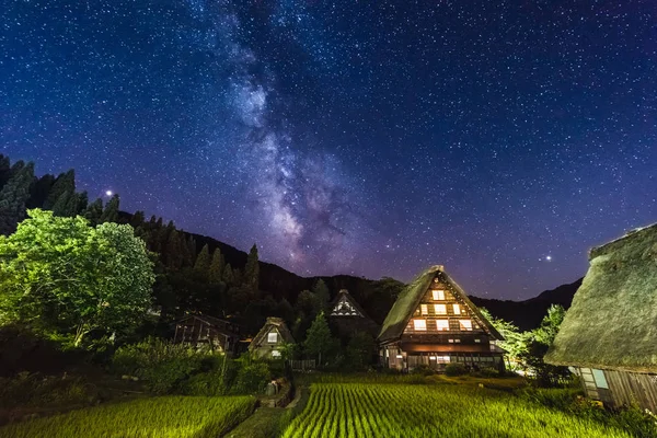 Mléčná cesta nad historickými vesnicemi Širakawa-Go a Gokayama, Gifu-Ken, Japonsko — Stock fotografie