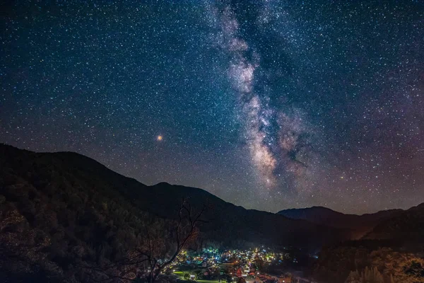 Shirakawa-go ve Gokayama Tarihi Köyleri üzerinde Samanyolu, Gifu-ken, Japonya