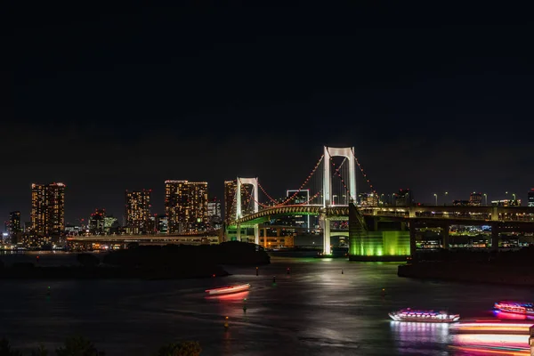 Vista noturna da cidade de Odaiba, Tóquio, Ponte do arco-íris marco Crepúsculo cena, Japão . — Fotografia de Stock