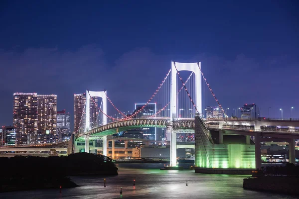 Odaiba Şehir gece görünümü, Tokyo, Rainbow köprü dönüm noktası Twilight sahne, Japonya.
