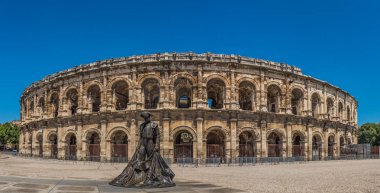 Nimes,Fransa - 28 Haziran 2018 :DNimes Antik Roma Amfitiyatrosu'nun kuyrukları, Fransa