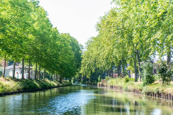 Toulouse,Fransa - Haziran.30.2018:Toulouse Canal du Midi kanalında yaz görünümü, güney Frangı