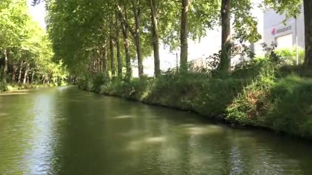 Toulouse Canal du Midi kanalında yaz görünümü, güney Frangı — Stok video