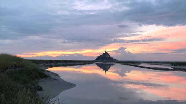 Mont Saint Michels. Zeitraffer über dem schönen Himmel bei Sonnenuntergang. — Stockvideo