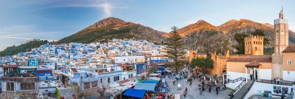 Chefchaouen, Marocco - 18 Feb 2018: Panorama di Chefchaouen, Marocco. Blue City. Viaggiare attraverso il Marocco. — Foto Stock