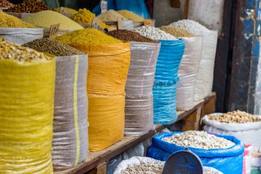 Geleneksel Fas pazarında tahıl, erişte.
