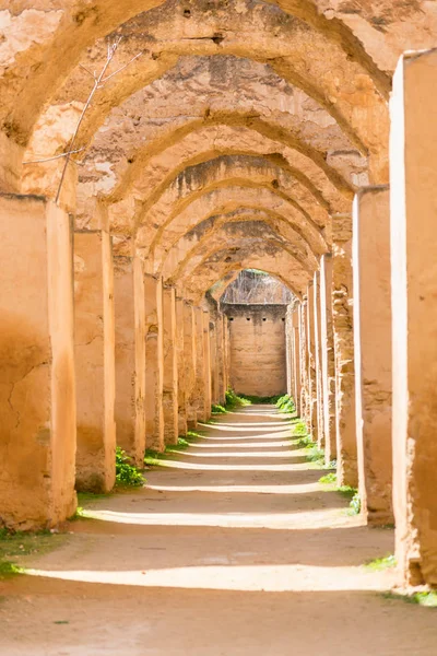 Meknes antiguas murallas de granero de la ciudad en Marruecos. — Foto de Stock