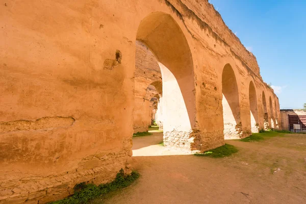 Meknes antiguas murallas de granero de la ciudad en Marruecos. — Foto de Stock