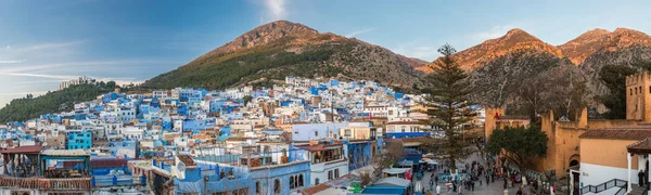 Chefchaouen, Marocco - 18 Feb 2018: Panorama di Chefchaouen, Marocco. Blue City. Viaggiare attraverso il Marocco. — Foto Stock