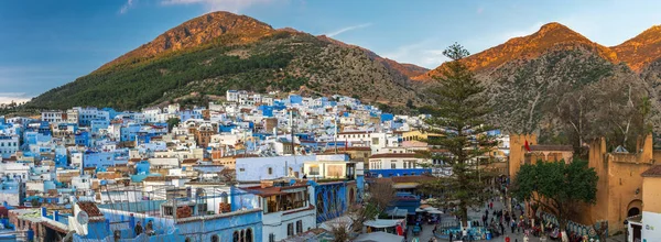 Chefchaouen, Marocco - 18 Feb 2018: Panorama di Chefchaouen, Marocco. Blue City. Viaggiare attraverso il Marocco. — Foto Stock