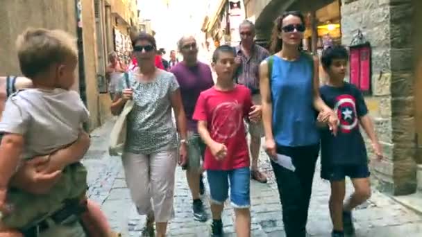 MONT SAINT MICHEL, FRANCIA - 4 de julio de 2018: Compras en el centro de Mont Saint-Michel, Francia — Vídeos de Stock