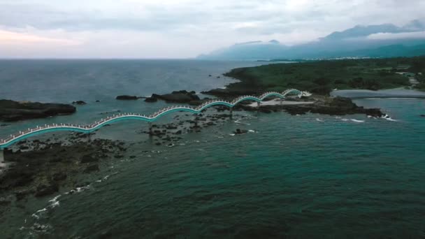 Letecký pohled do rekreační oblasti Sanxiantai nacházející se v Taitung, Tchaj-wanu. — Stock video