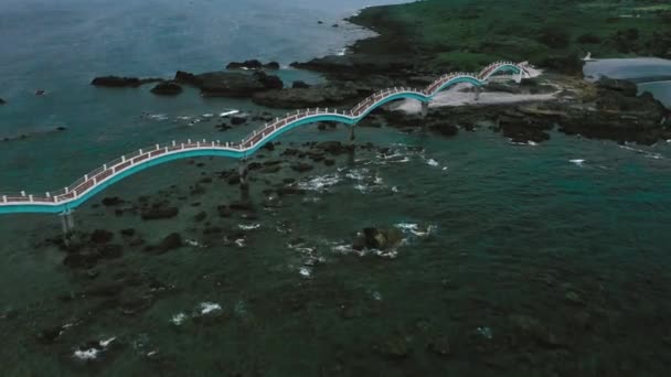 Luchtfoto van Sanxiantai Recreation Area gelegen in Taitung, Taiwan. — Stockvideo