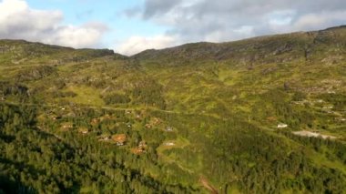 Tjorhom kulübelerinin Tjorhom Norveç 'teki hava görüntüleri..