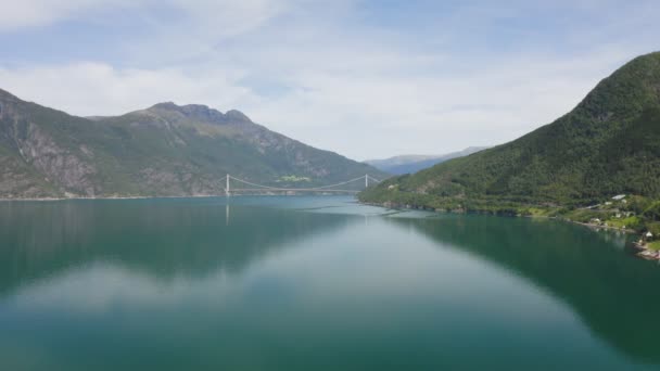 Most Hardangerfjorden jest mostem wiszącym przez oddział Hardangerfjorden w hrabstwie Hordaland w Norwegii.. — Wideo stockowe