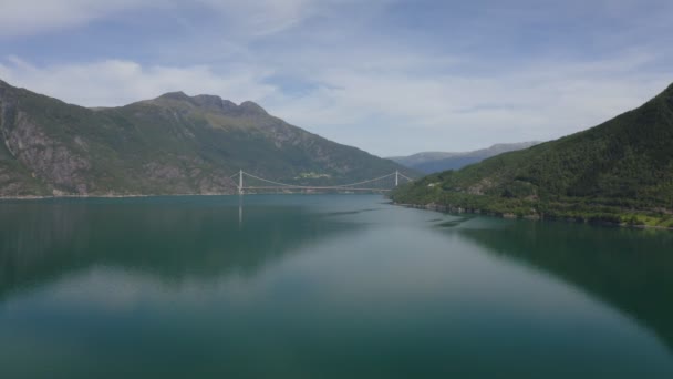 Hardanger Köprüsü, Norveç 'in Hordaland ilçesinde Hardangerous fjorden' in Eidfjorden şubesi üzerinde bir asma köprüdür.. — Stok video