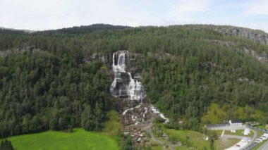 Güzel Tvindefossen Şelalesinin hava görüntüleri, Voss, Norveç