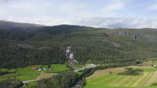 Aerial footage of The beautiful Tvindefossen Waterfall, Voss, Norway — Stock Video