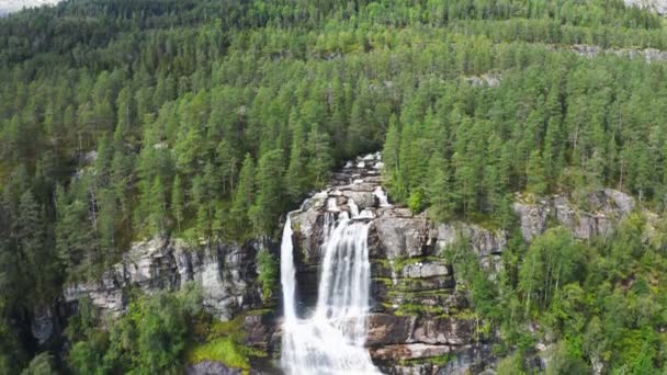 Повний вигляд чудового водоспаду Твіндесосен, Фосс, Норвегія. — стокове відео