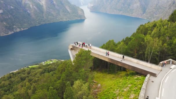 Stegastein Viewpoint.Upplev den spektakulära visningsplattformen — Stockvideo