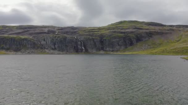 Flotvatnet-See mit Wasserfall Flotane im Sommer. Blick vom See nach oben. — Stockvideo