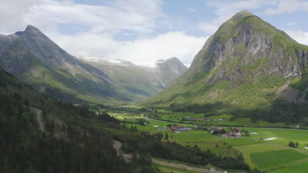 Voe pela aldeia de Fjaerland e perto da montanha Skeisnipa. — Vídeo de Stock