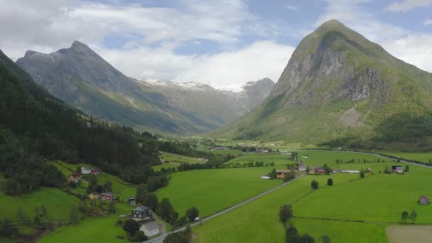 Imágenes aéreas de Fjaerland, Vuela por el pueblo de Fjaerland y cerca de la montaña Skeisnipa.. — Vídeo de stock