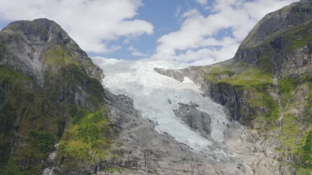Εναέρια πλάνα του παγετώνα Boyabreen στην περιοχή Fjaerland στο Δήμο Sogndal στην επαρχία Sogn og Fjordane, Νορβηγία. — Αρχείο Βίντεο