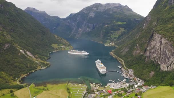 Uitzicht op Geiranger fjord, Noorwegen. Werelderfgoed van Unesco, luchtfoto 's. — Stockvideo