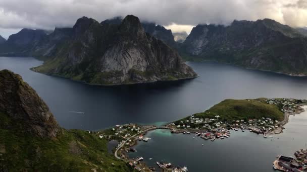 Norveç 'in Lofoten Adaları' ndaki Reine köyünün yukarısından bak.. — Stok video