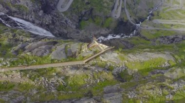 Trol stijeni, Endülüs, Norveç. Dikey hareketli görüntü..