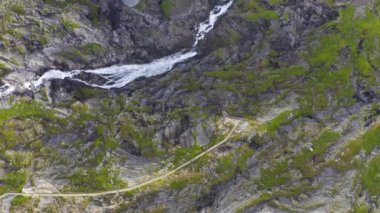Trol stijeni, Endülüs, Norveç. Stigfossen Şelalesi Ünlü Dağ Yolu yakınlarındaki Trol Bayramı. Dikey hareketli görünüm..