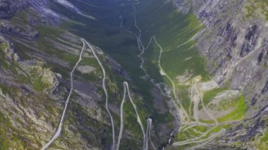 Trol stijeni, Endülüs, Norveç. Stigfossen Şelalesi Ünlü Dağ Yolu yakınlarındaki Trol Bayramı. Dikey hareketli görünüm..