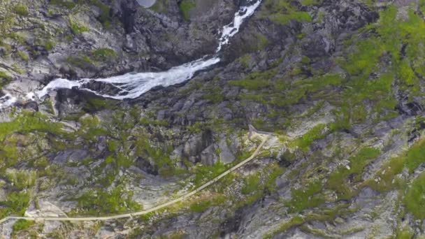 Trollstigen, Andalsnes, Noorwegen. Stigfossen Waterval in de buurt van beroemde Mountain Road Trollstigen. Verticaal bewegend zicht.Luchtfoto 's. — Stockvideo