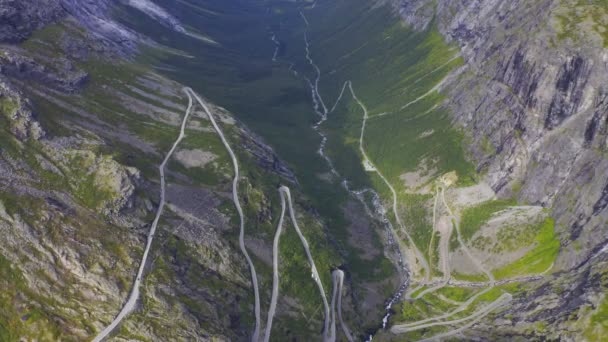 Trollstigen, Andalsnes, Norwegen. Wasserfall Stigfossen in der Nähe der berühmten Bergstraße Trollstigen. Senkrecht bewegte Ansicht. Luftaufnahmen. — Stockvideo