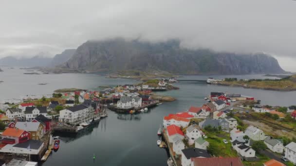 Εναέρια πλάνα από παραδοσιακά αλιευτικά σκάφη στο λιμάνι του διάσημου ιστορικού ψαροχωριού Henningsvaer το καλοκαίρι, Lofoten, Νορβηγία — Αρχείο Βίντεο