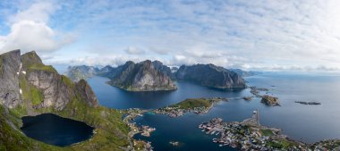 Reine 'in panoramik manzarası, Lofoten, Norveç' teki Reinebringen manzarası