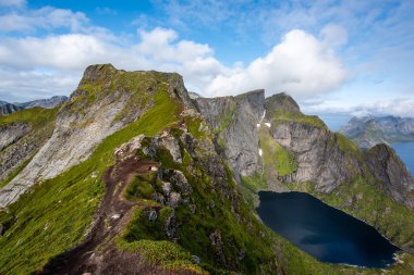 Reinebringen 'den Reine, Norveç, Lofoten Adaları' nın büyüleyici dağlarının manzarası