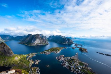 Reinebringen 'den Reine, Norveç, Lofoten Adaları' nın büyüleyici dağlarının manzarası