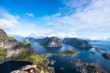 Reinebringen 'den Reine, Norveç, Lofoten Adaları' nın büyüleyici dağlarının manzarası