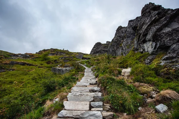 Trail from Reinebringen of Reine, Lofoten eilanden, Noorwegen — Stockfoto