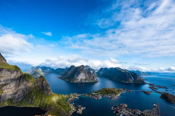 Reine z Reinebringenu, pohled na ohromující hory na Lofotenských ostrovech, Norsko — Stock fotografie