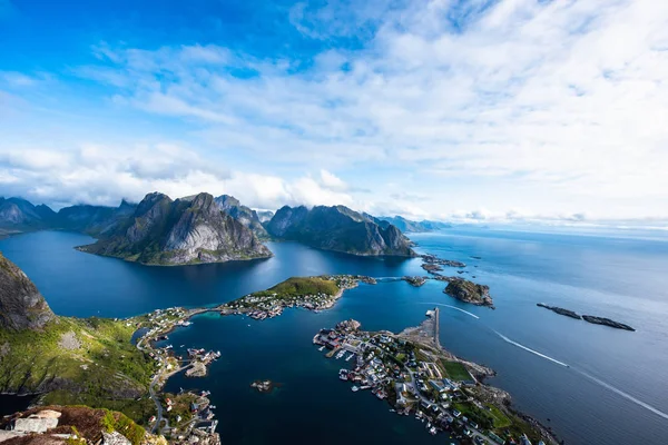 Reine z Reinebringenu, pohled na ohromující hory na Lofotenských ostrovech, Norsko — Stock fotografie