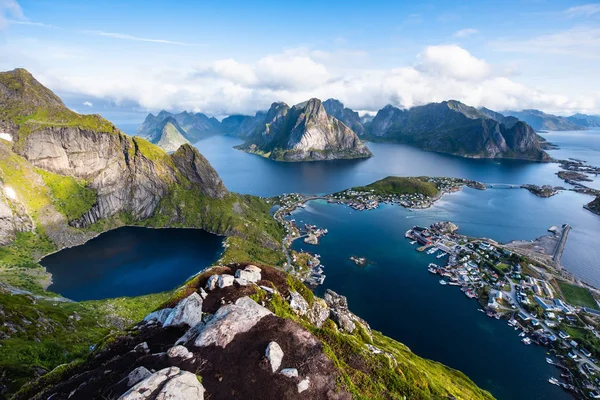 Reine från Reinebringen, vy över fantastiska berg i Lofoten öar, Norge Stockbild