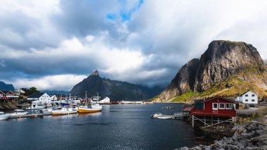 Reine, Norveç 'in Lofoten Adaları' ndaki Norveç balıkçı köyü..