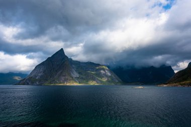 Reine, Norveç 'in Lofoten Adaları' ndaki Norveç balıkçı köyü..